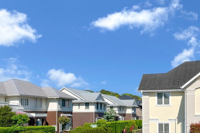 屋根トラブルは経年による劣化をはじめ、気候条件や立地環境など、さまざまな要素が重なって発生する