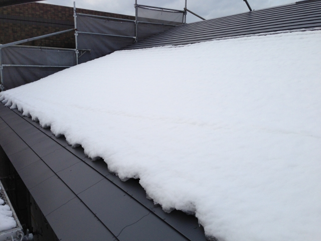 雪止めが屋根からの落雪を防ぎます！