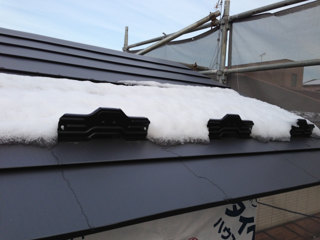 雪止めを設置した屋根