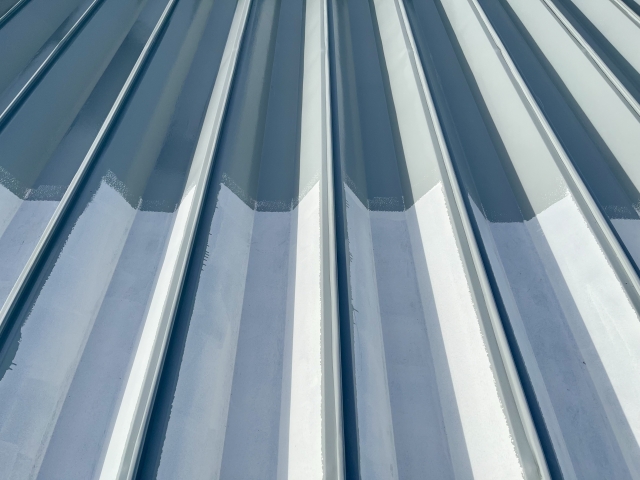 塗装中の折板屋根