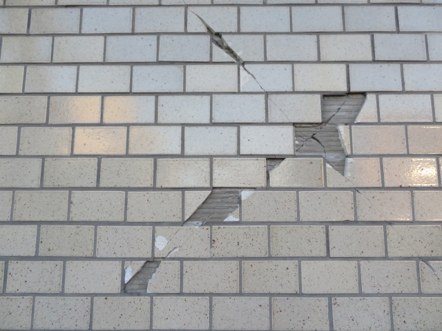破損した外壁タイル