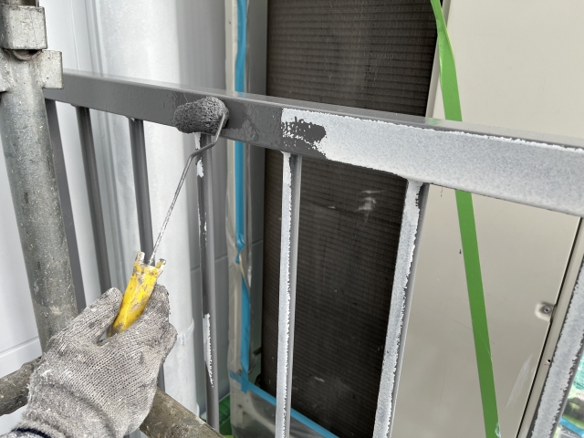 手すり塗装の様子