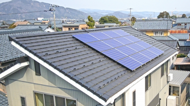 太陽光パネルが載った瓦屋根