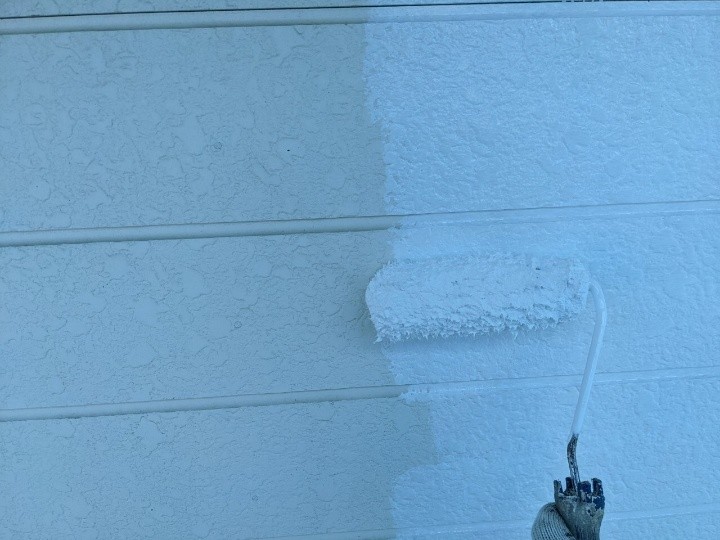 外壁の下塗り作業