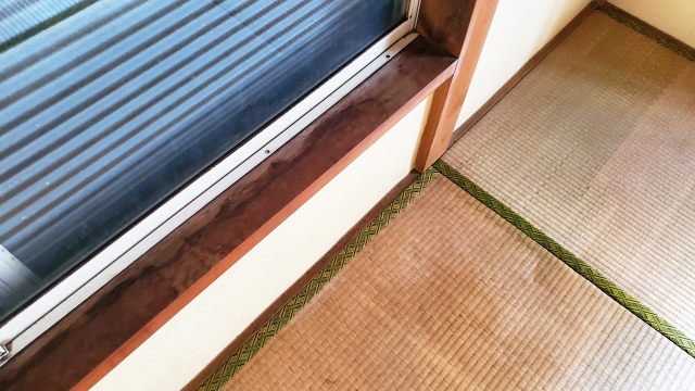 雨染みが出来た窓枠