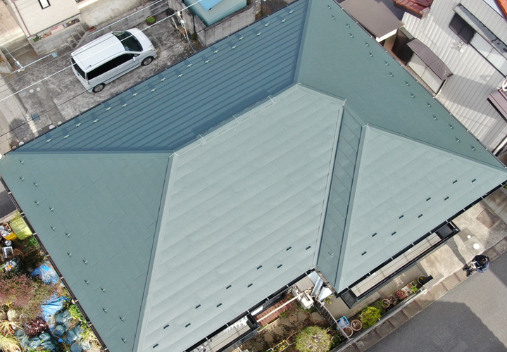 スレート屋根へのカバー工法には金属屋根材がオススメ！その理由やメンテナンスの利点を解説