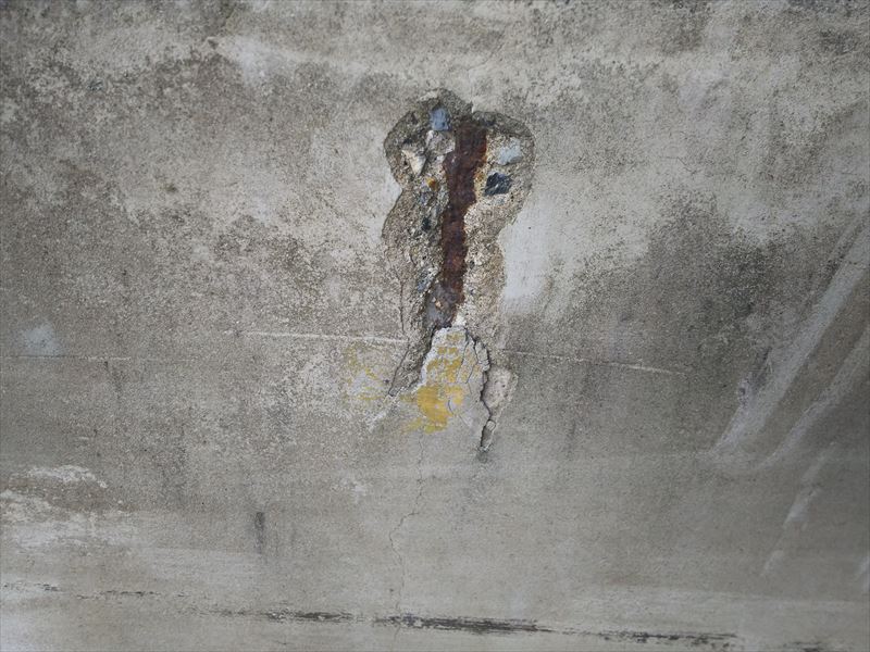 デザイン性の高い打ちっ放しのコンクリートに爆裂を発見｜袖ヶ浦市