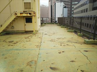 千葉市中央区のビルで屋上防水点検、アスファルト防水押えコンクリート仕上げから塗膜防水への変更をご提案