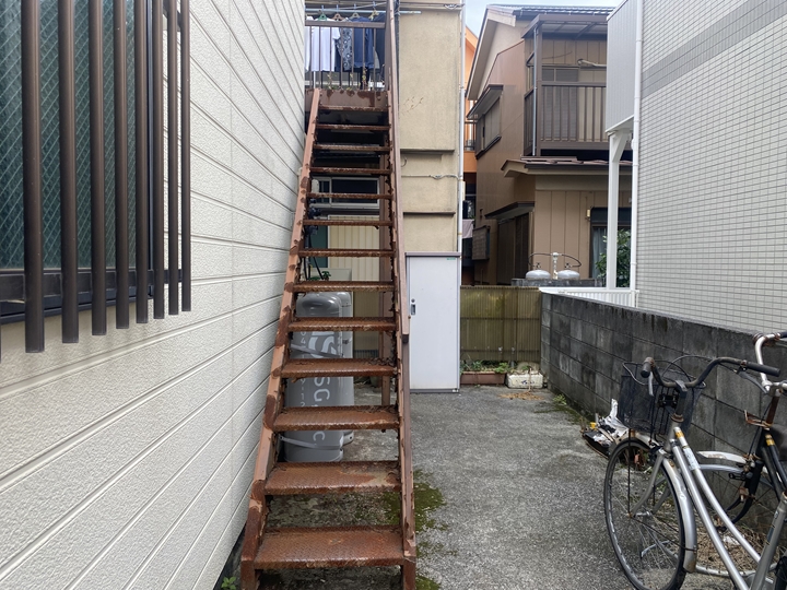 市川市新井にてアパートの鉄階段劣化、下地調整を行い鉄階段塗装工事