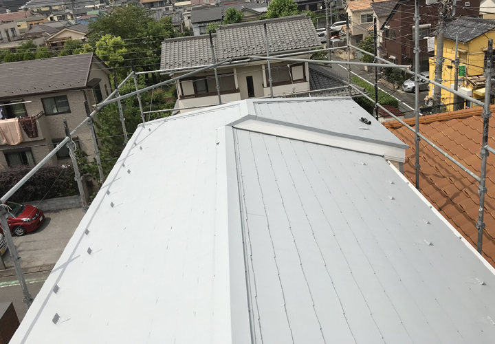浦安市東野にて築20年で初めての屋根塗装にサーモアイSiのクールライトグレーを使用