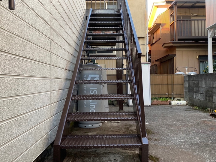 市川市新井にてアパートの鉄階段劣化、下地調整を行い鉄階段塗装工事