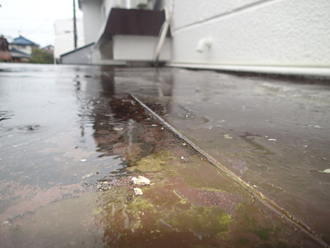 緩勾配の庇で雨漏り発生