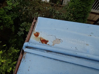 瓦棒屋根軒先のサビ