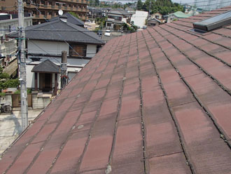雨染みなどの劣化症状が見られる茶色のスレート屋根