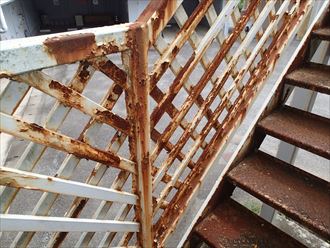 木更津市潮浜にて錆の発生がきっかけで、商業施設から鉄骨階段の改修のご相談
