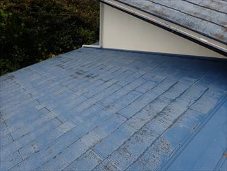 木更津市で外装リフォーム検討中の建物調査、色褪せた屋根と塗膜が剥がれた木部は塗り替えましょう