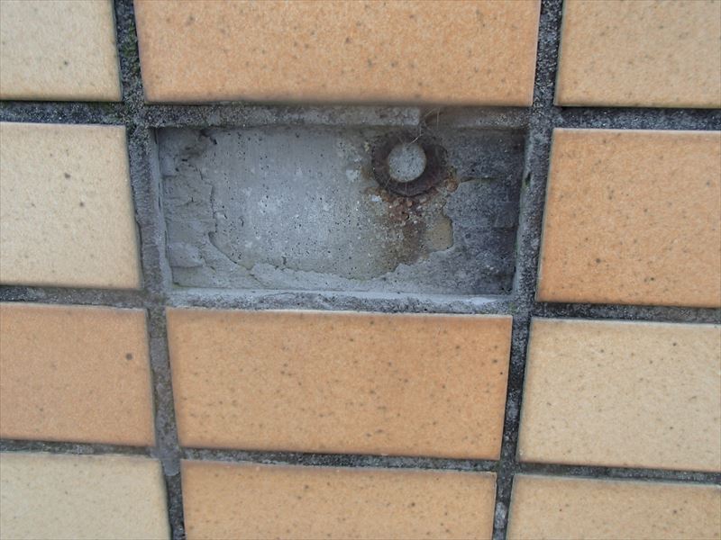 タイル張りの下地のコンクリートは雨に弱いので露出すると雨漏りに繋がります｜市原市