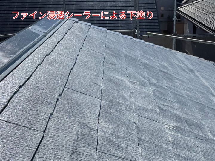 屋根材に浸透し、密着性を高める下塗り作業