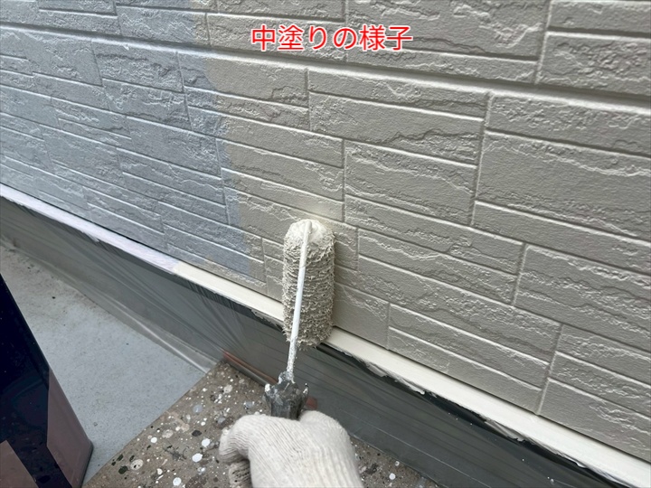 外壁塗装にて中塗り