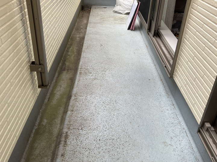 防水層の色褪せや表面の摩耗が見られたらメンテナンスが必要な状態です