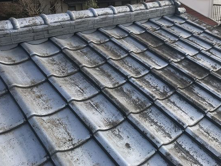 セメント瓦は定期的に塗装が必要な屋根材です