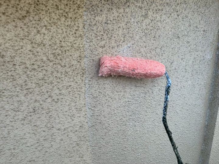 下塗りで塗料の密着性を高める