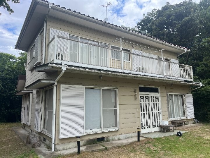 苔の繁殖や塗膜が劣化した外壁
