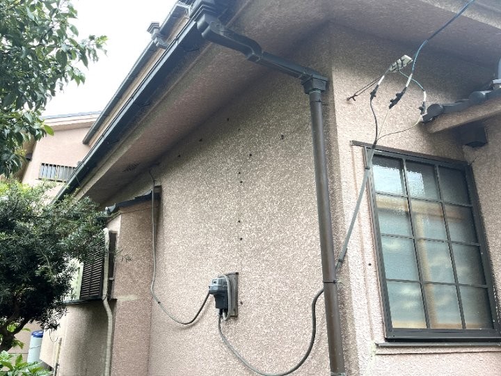 苔と汚れのある外壁