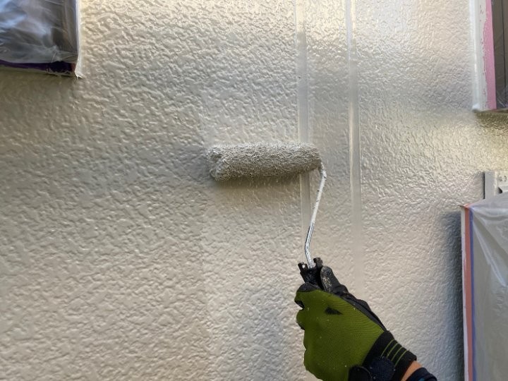 外壁の上塗り作業