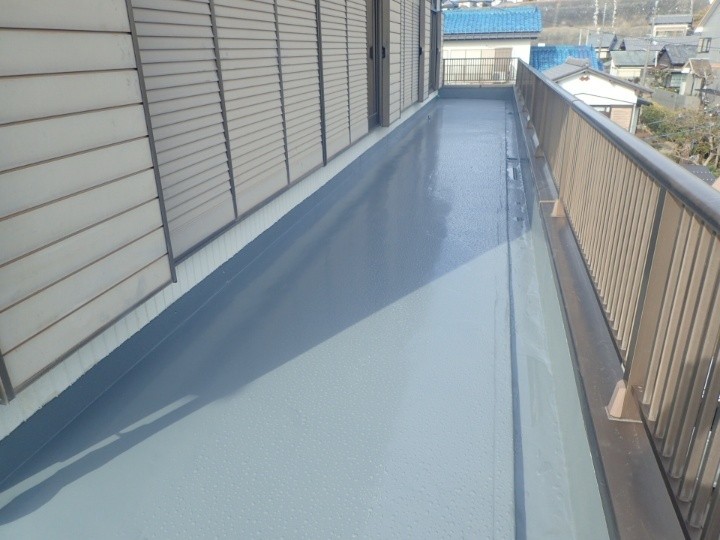 傷んだベランダにウレタン防水通気緩衝工法を実施してメンテナンス
