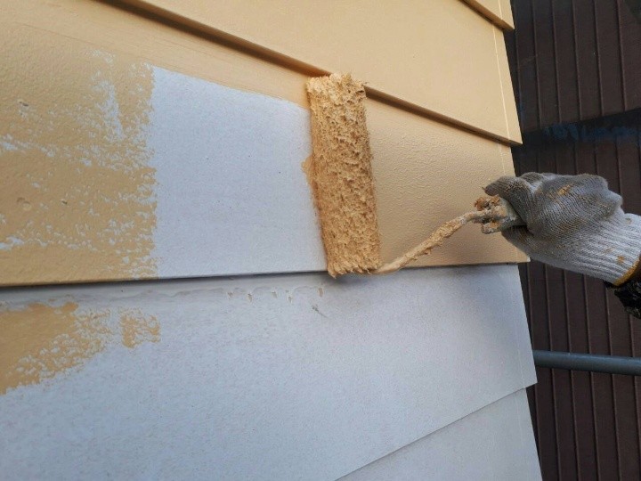 外壁塗装の中塗り作業