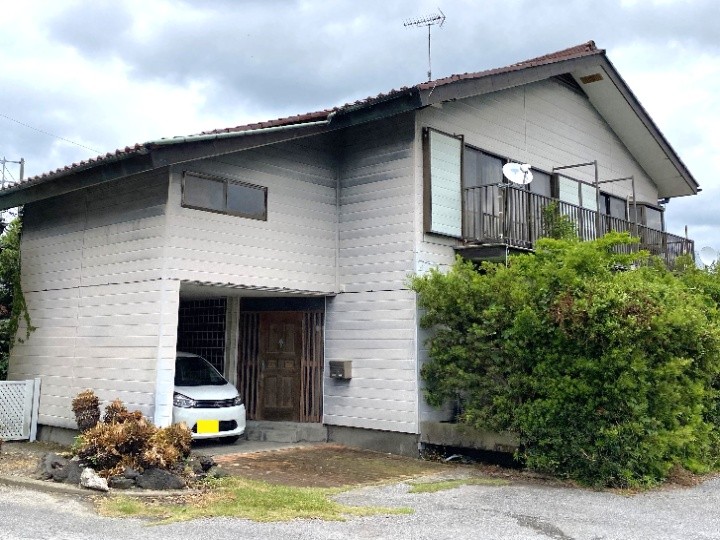 屋根塗装工事前のお住まい
