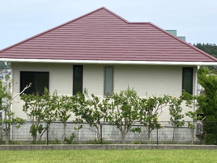 塗膜が劣化した築15年の平屋住宅に「屋根・外壁塗装工事」を行い、美観を回復