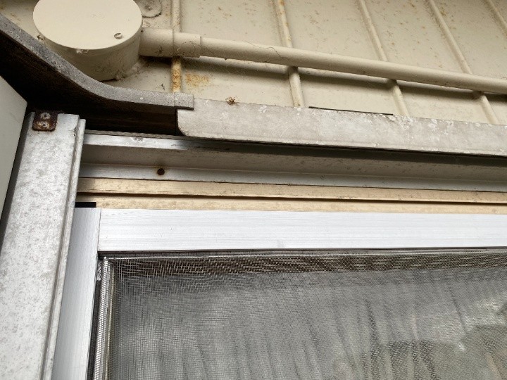 劣化した雨戸上部枠