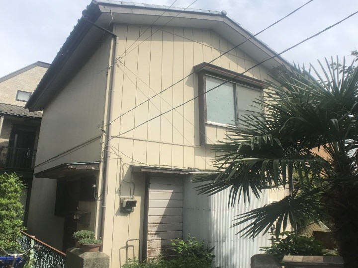 外壁塗装工事前の築40年賃貸住宅