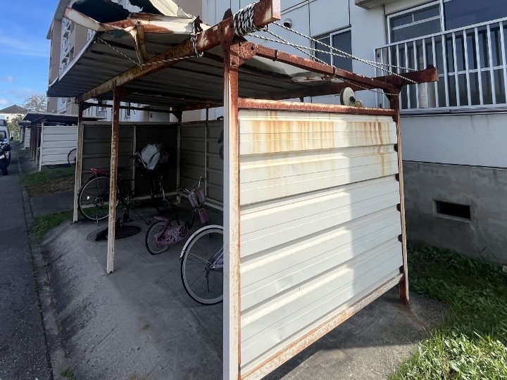 錆びて劣化した駐輪場
