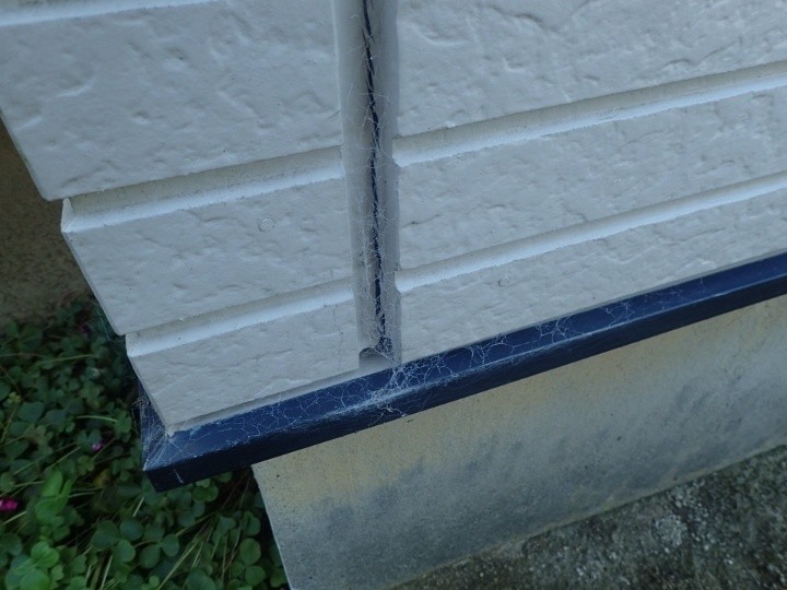 外壁コーキング部分のひび割れ