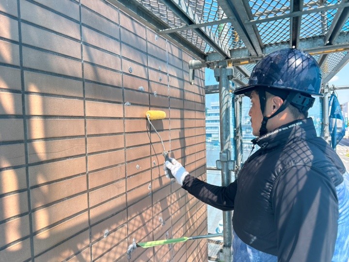 外壁へのシーラー塗布