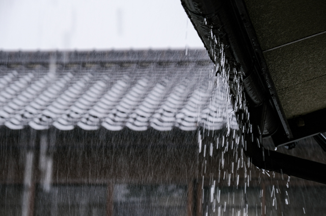 雨樋から溢れ出る水