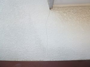モルタル壁のクラック補修後に塗装工事　市原市西広