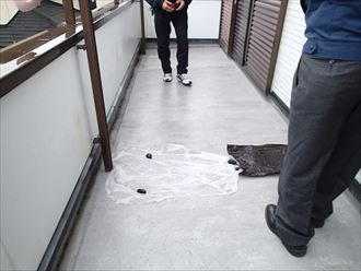 千葉市の防水調査ベランダに亀裂雨漏りの危険性