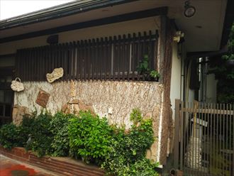 植栽が内部構造材を傷つけモルタル外壁が剥落｜木更津市