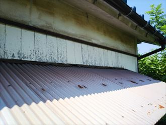 普段から目を配らず放置しがちな庇の天面が錆でボロボロに｜富津市