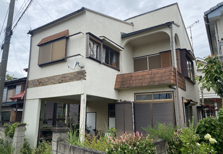 台風被害を受けた建物