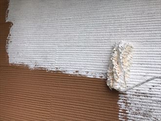 外壁塗装工事にて下塗り材にパーフェクトフィラーを使用