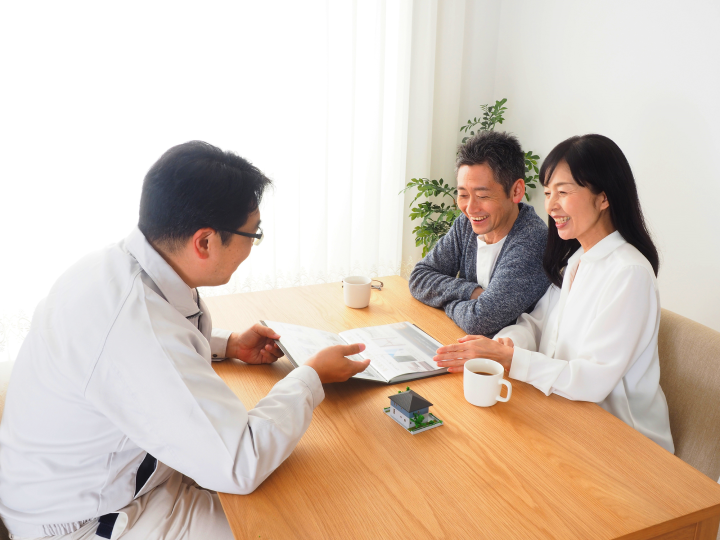 業者に相談する様子