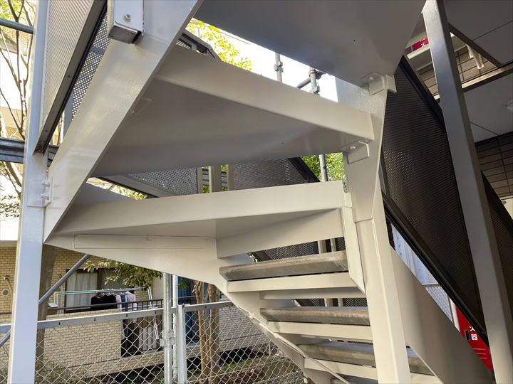 市川市南八幡のアパート鉄階段のメンテナンス、日本ペイントのファインフッソを使用