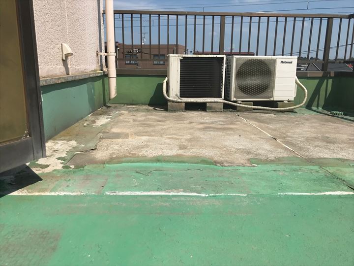 船橋市宮本で下地の荒れた陸屋根屋上のウレタン密着、通気緩衝工法で防水工事を施工