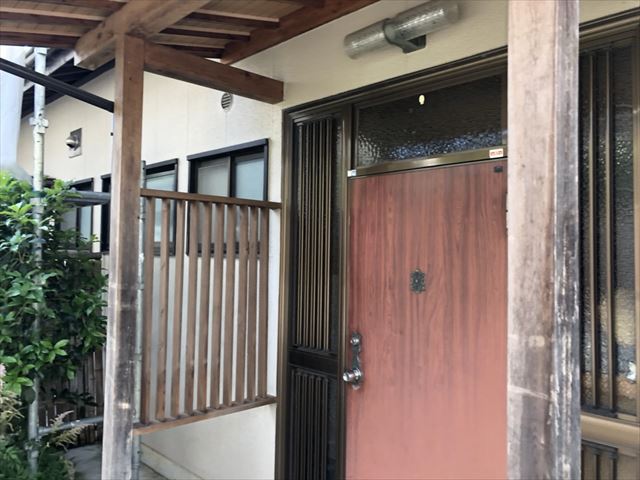 春日井市高蔵寺町で玄関の天井がきれいになりました。