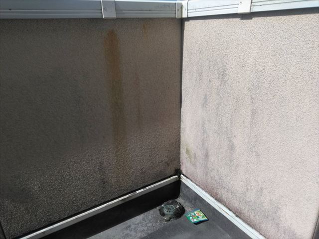 ベランダの内側の外壁のカビ